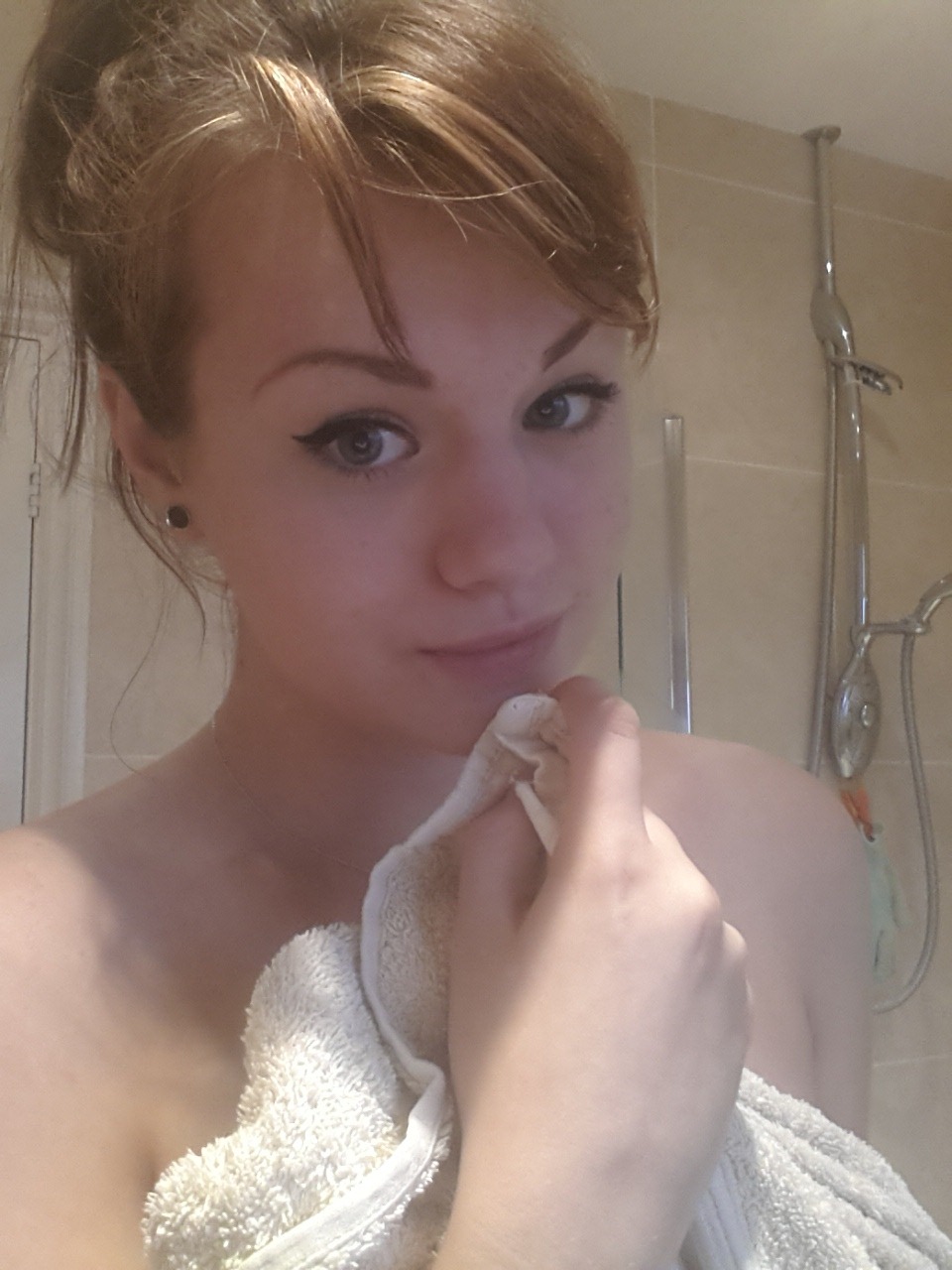 din0saurketchup:  Bath time weeeee 