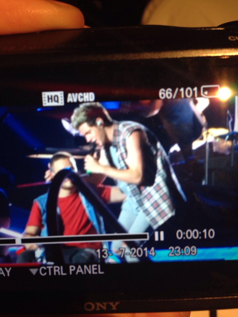  Liam tripped in Porto and he had to sit for the whole concert and then this happened!