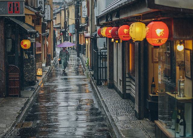 osakadreaming:  Kyoto in a raining day by Jiratto on Flickr. 