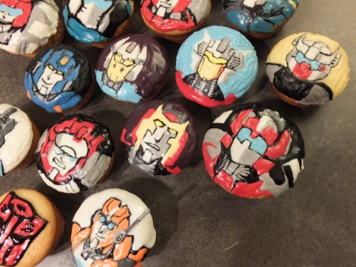 goddamnitriot:  blackunic0rn:  It’s Reading Week, I love Transformers: More Than Meets the Eye & I have a history of doing nerdy things with cupcakes for my boardgaming crew. Thanks to Dean for whipping the batter & letting me occupy his