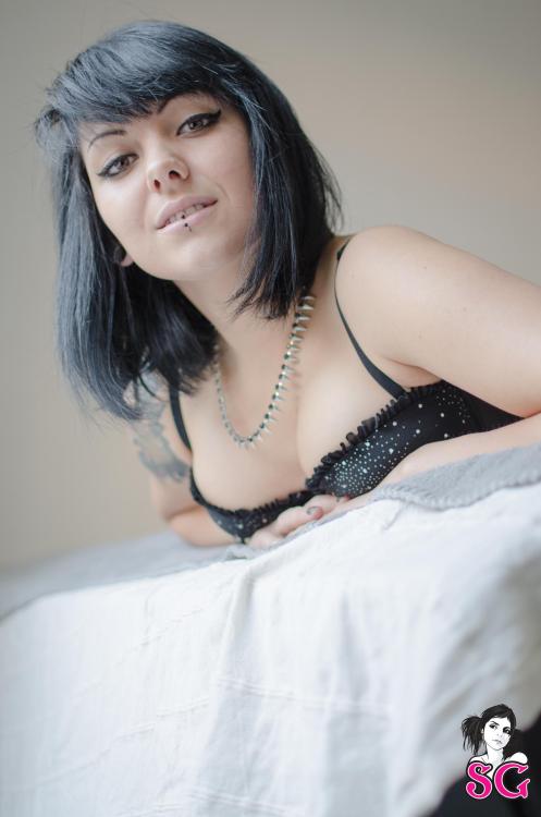 past-her-eyes:  FeatherJ Suicide   featherj.suicidegirls.com Link to South African SuicideGirls