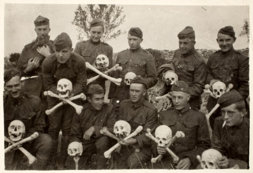 eastmanhouse:[Snapshot of group of 11 WWI soldiers, some holding human skulls and cross bones] Verno