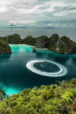 touchdisky:  Manouver Boat at Raja Ampat | Indonesia by Ridwan Prasetyo 