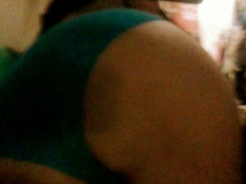 omg-ladyrider:  Lady’s sweet eatery Follow her on tumblrhttp://omg-ladyrider.tumblr.com #sweetness. #curvy #sexy