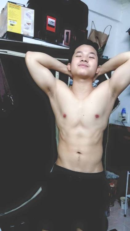 bravenguyen:  choikhongiu:  duycute113:  manjam1981:  traidepquanhta:  Gym boy Tiến - Part 1Chưa biết thẳng hay cong mà nhìn tướng đúng chuẩn bot luôn  be nay bot quan 2, lt roi hang thi ok ma o ngoai lùn lam hay di lam cong qua trong