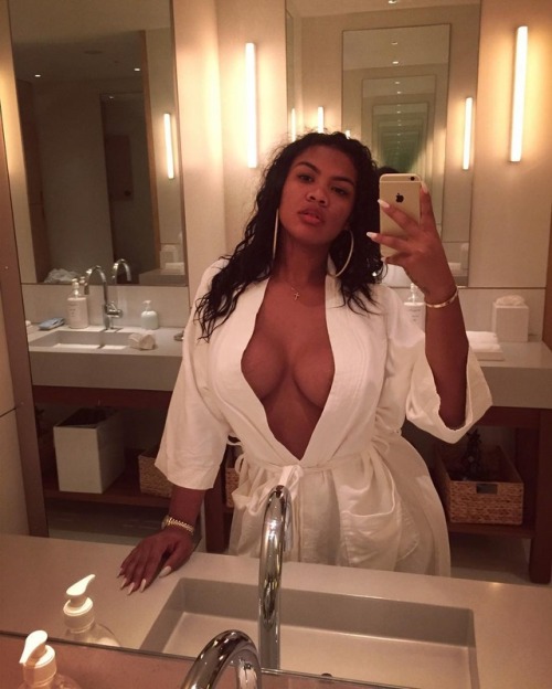 sexywomen2k16:  Taylor Hing