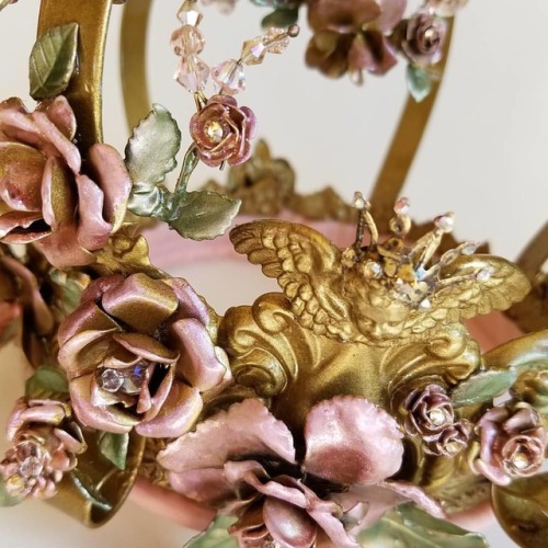 Today&rsquo;s #inspiration: details on a crown by @fioricouture ♡ #crownme #pastelprincess #shab