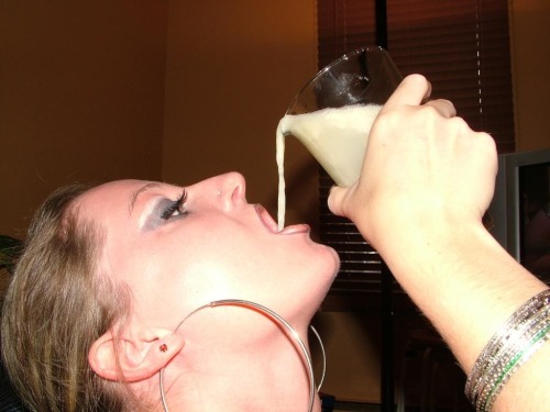 cumpilationbbb:  bullnuts11:  this british girl would advertise on the intenet for guys to provide sperm for her to drink!  (via TumbleOn ) 