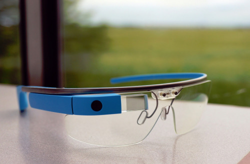 rpm99:  2013年のガジェット: そのベストとワースト | TechCrunch Japan  Google Glass  眼鏡型のコンピュータは、本当なら、うまくいくのかもしれない。でも、今のGoogle Glassはゴミだ。あれをつけた顔は、人間の顔じゃない。反論できると思う人は、反論してみよ。Googleは次々と美人のモデルを起用しているが、それでも醜い物は醜い。美人でないあなたの顔なら、なおさらひどいに決まっている。いわゆる、バカ面になる。