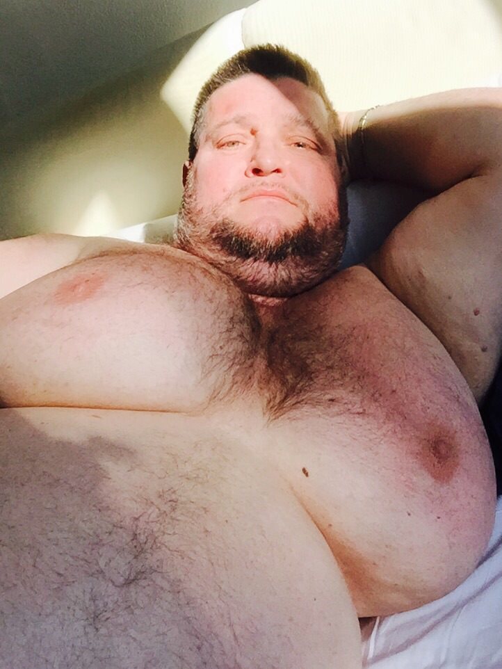 6cubchubbigmeat:  6cubchubbigmeat  Love me some moobs