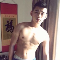 mantop10691:  這樣帥氣的長相還有可口的大粗屌男人誰不心動呢…