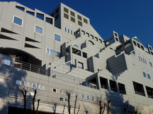 k-nakama: ヤマトインターナショナル…。 アパレルメーカーの本社ビルだそうですが、 この建築を、はじめて観に行った時には、 ずいぶんと、びっくりしました…。 舞台の