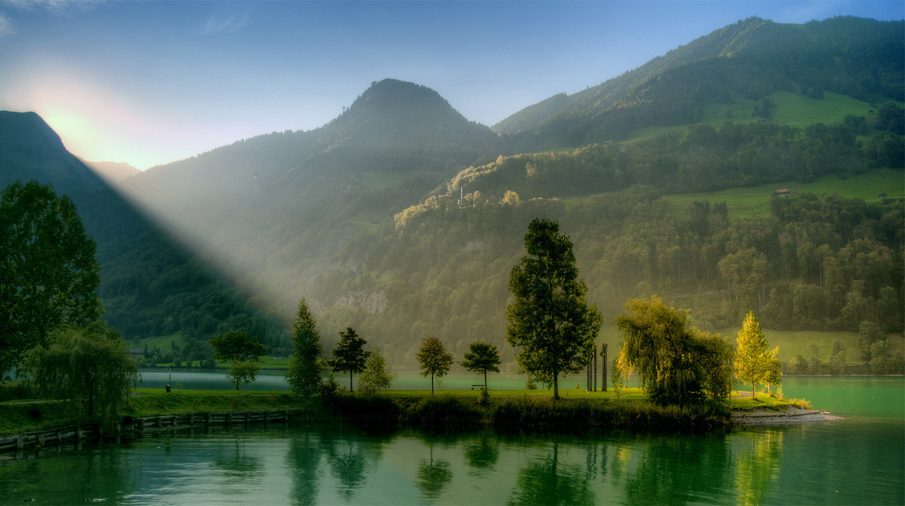 Range Rover Lake Natural Look [4000x2236] via /r/EarthPorn http://ift.tt/2ubYEH4