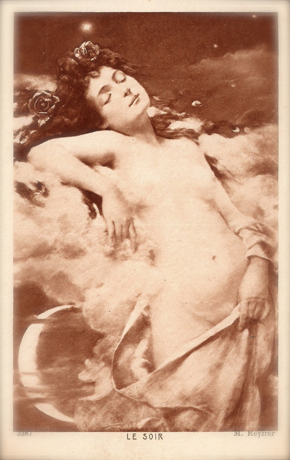 pierrotgourmand:  Le soir - carte postale . France, début 1900. source:https://www.flickr.com