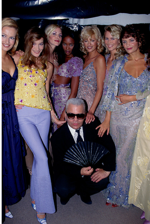 duneve:  Karen Mulder, Carla Bruni, Nadja Auermann, Naomi Campbell, Linda Evangelista, Claudia Schiffer, Helena Christensen & Karl Lagerfeld, mid 90s