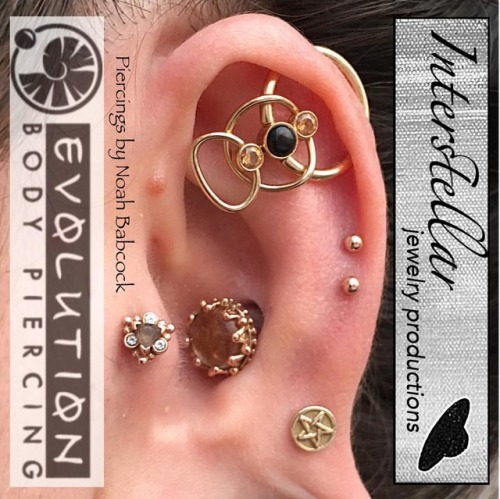 Healed #orbitalpiercing with jewelry by #anatometal and #interstellarjewelryproductions with a bit o