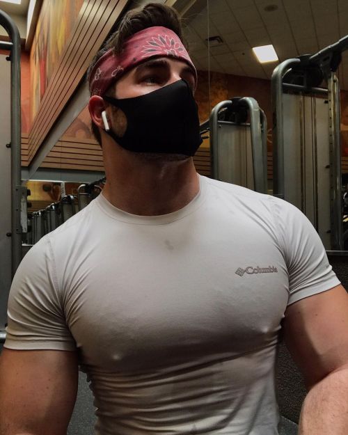 coachs-kit-bag:  steroidslut:  This is how a shirt should fit   Tight is always right - good jockboy 