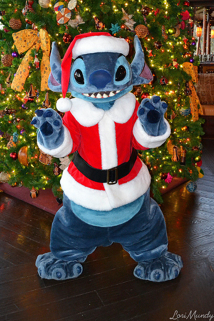 diisneydreaming:Santa Stitch by disneylori on Flickr.