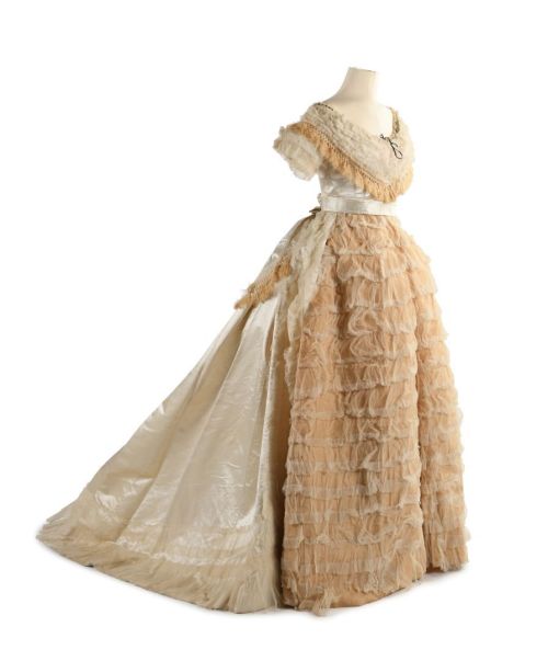 Evening dress ca. 1868From Enchères Sadde via Interencheres