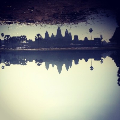 Les premiers rayons de soleil #amanecer #siemreap #bestoftheday #pictoftheday #wat #asia #igdaily #unesco #heritage #historia #eau #réfléchi (en Angkor Wat Temple (អង្គរវត្ត))