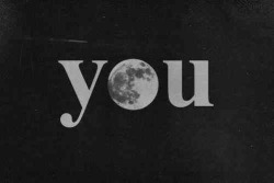 -R Tu eres la razón de que mire a luna de manera melancólica y enamorada, esperando a verte a ti..