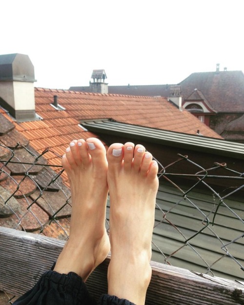 Rooftop feet!