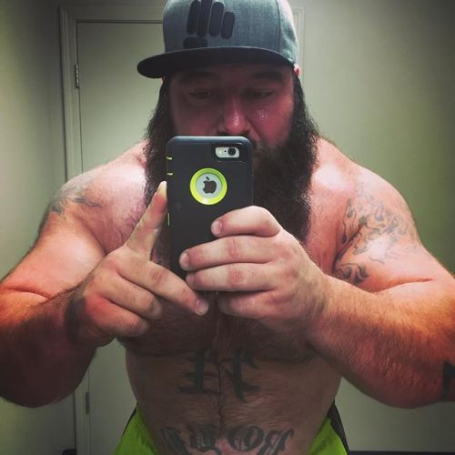 ruggerdan:  girthitude: Robb Philippus is a sexy beast……. emphasis on the beast part. 😋 Yep!!! he is a sexy beast!!!