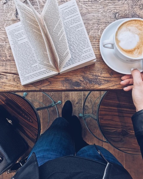 sweptawaybbooks:A little throwback to my first few days in Glasgow as I explored the city one coffee