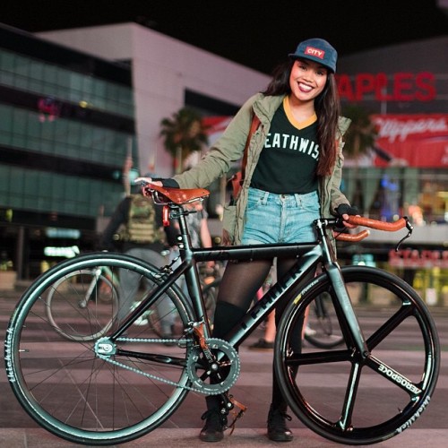 fixiegirls: Repost from @erinecamille I’ve learned that you have to show your city off. Claim where 