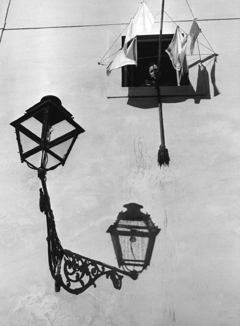 Jean Dieuzaide
Fenêtre de l'Alfama, Lisbonne, Portugal, 1954.