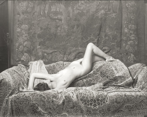 madivinecomedie:  Alfred Cheney Johnston. Reclining nude 1920
