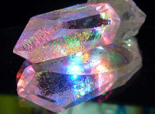 Quartz carries a very powerful Auric White light that surrounds it.This white light brings positive 