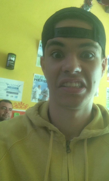 fotosgaysincensura:  Heterito engañado  Aquí les dejo este machito con buen cuerpo y una esquicita verga cabezona para pasarle la lengua mmmm   Rebloguea para más 