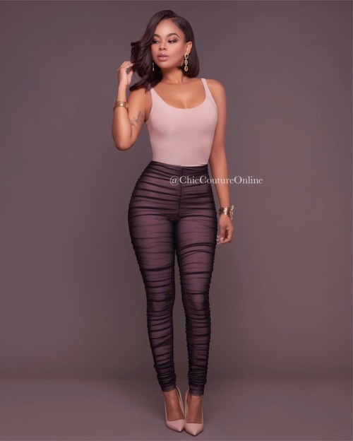 How gorgeous is this jumpsuit from @chiccoutureonline  Go check them out and follow them: @chiccoutu