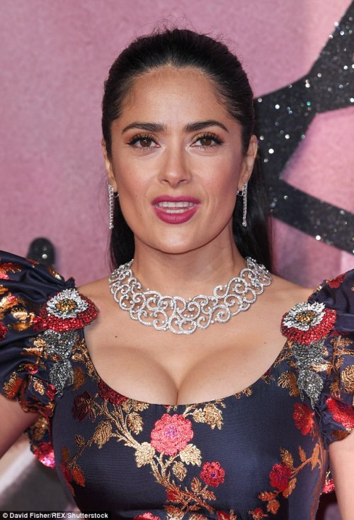 dinarzadethefeminist:salmahayekfandom:The Fashion Awards 2016 on December 5, 2016 in London, United 