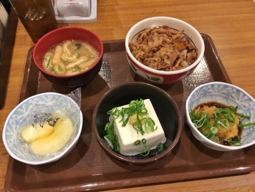 shoku-and-awe: ミニポン酢おろし牛丼＋健康セット // Mini Beef Bowl &amp; Healthy SetDid you know Sukiya has a hea