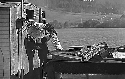 an-unconventional-lady: Buster Keaton has trouble helping Marion Mack out of a train car in The Gene