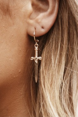 fridayiminlovemp3:dangle sword earrings my beloved <3