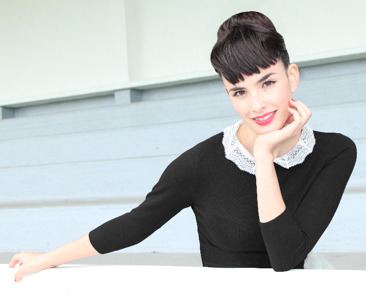 Pull Dreamo   Les premiers frimas n'ont que peu d'importance avec Dreamo !
Pull ajusté à col en dentelle et manches trois-quarts en 100% Dreamo.