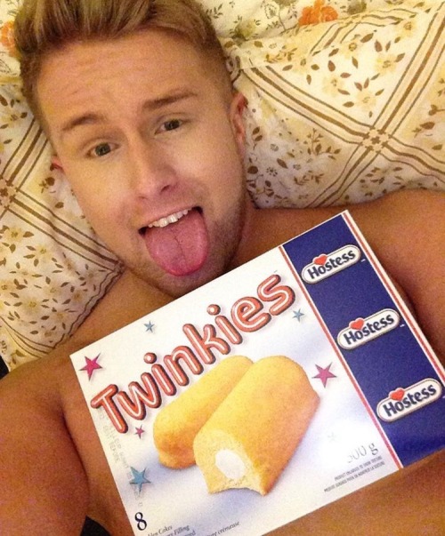 specktrainer: wannabegainer91: gato-loco: Daddy wants him soft and smooth. Twinkies accomplished t