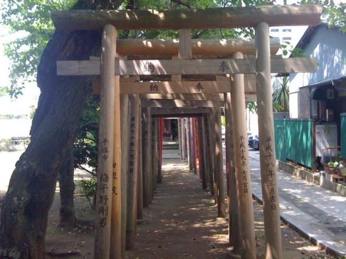 鳥居 - torii: sacred Shintō shrine archway, gates to the sacred precincts of a Shintō shrine, gates to