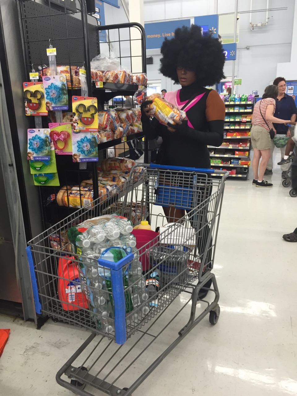 simplyvoguee:  latieraeve Garnet [Square Mom] at the supermarket [Instagram: latieraeve