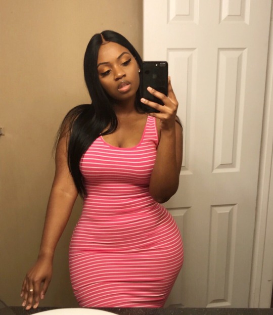 thicksexyasswomen:chevcamus:PULLING UP @thicksexyasswomen💗