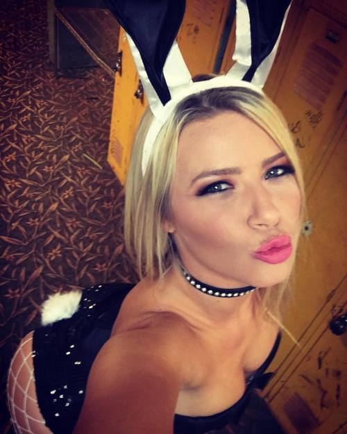 stripper-locker-room:  alotofbritesmiles