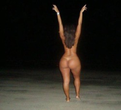 iseebigbooty:  Late night beach fun. Whoooo