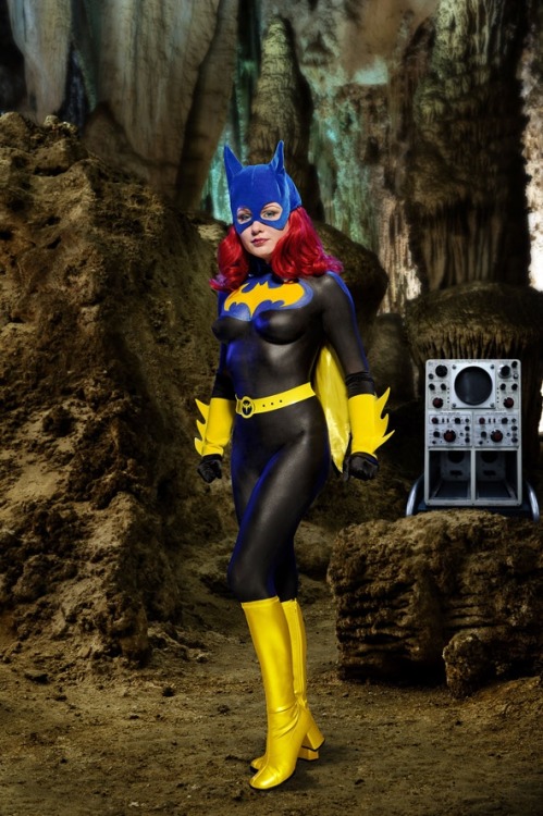 batman-bodypaint:  Batgirl body paint cosplay by Ben Britt  