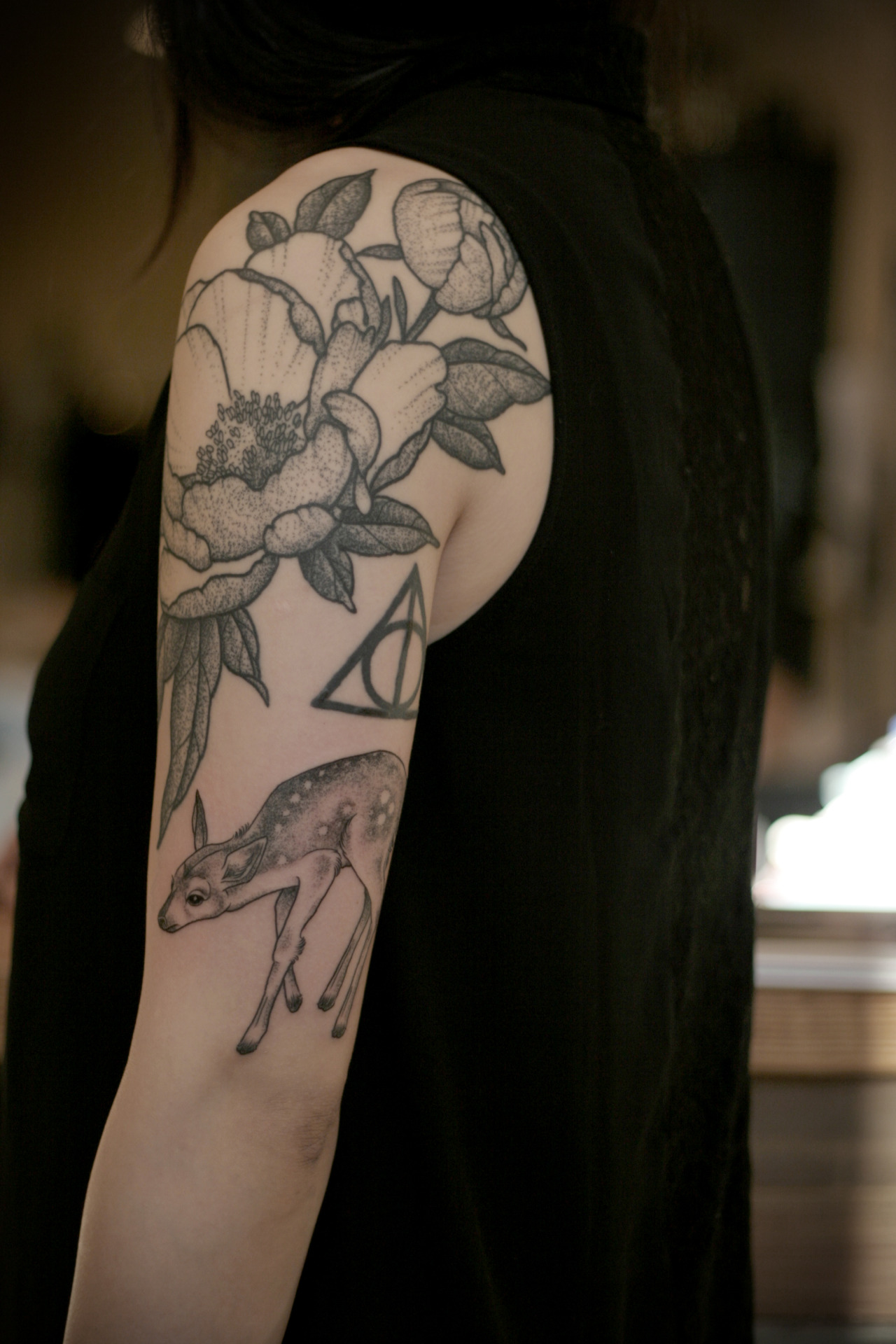 kirstenmakestattoos:  Cute stippled fawn for Jia right under a gorgeous Erik Jacobsen