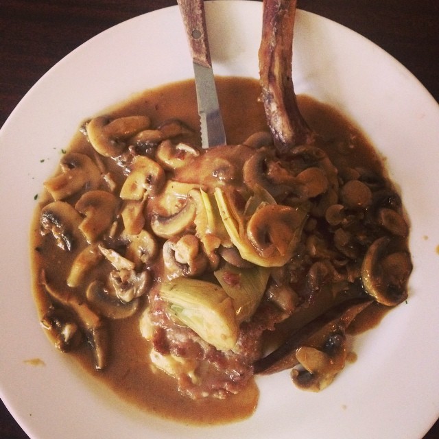 Today we’re featuring our stuffed veal chop #Valdostana. A butterflied veal chop pounded thin stuffed with prosciutto and mozzarella and cooked in a marsala wine sauce with mushrooms and artichoke hearts.
Delizioso! Buon Appetito!
Villa Mosconi