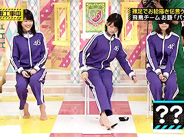 tebasaki-army:  Barefoot Drawing Relay - Young Team (Object: Banana) Seriously, how can they even hope to win this thing when they have the terrible twosome in their team. Though in all fairness, drawing was wrong even before it reached Ikuchan, lol.