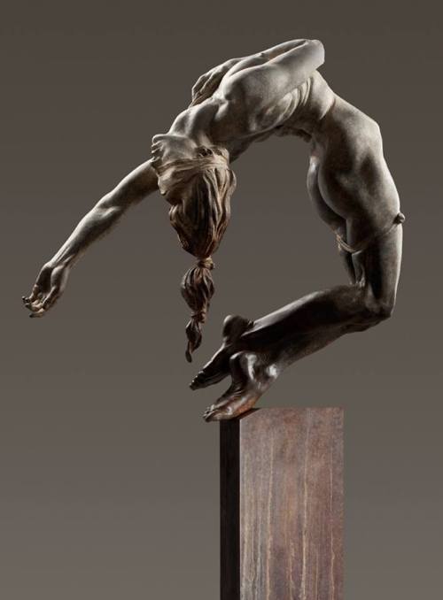 alanspazzaliartist:RICHARD MACDONALD - Californian born in 1946, he is famous for his “aerial” sculp